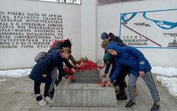 Возложение цветов учащимися ЦДЮТ