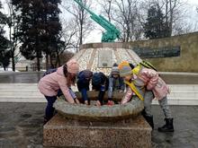 Возложение цветов учащимися ЦДЮТ